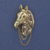 Spilla «Cavallo» con strass e perle, catena dorata, metallo 46x29 mm+