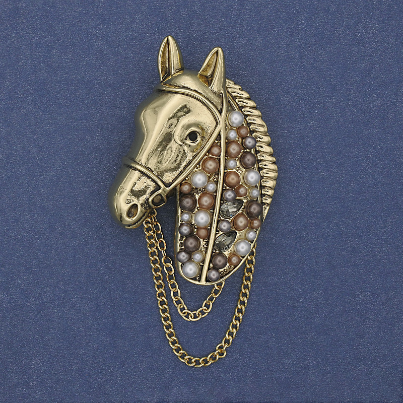Spilla «Cavallo» con strass e perle, catena dorata, metallo 46x29 mm+