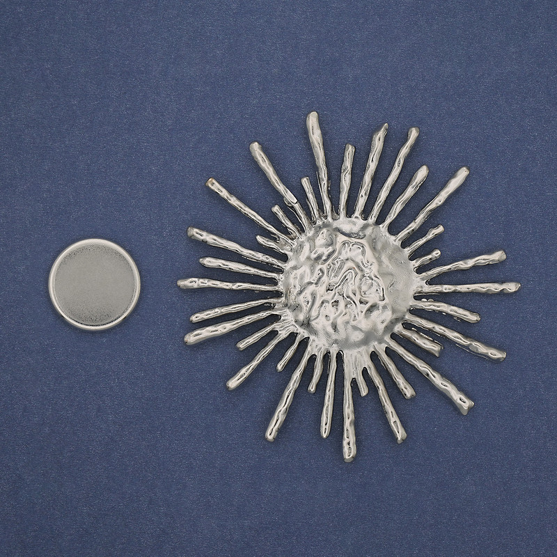 Spilla magnetica Sole, metallo argentato, diametro 76 mm