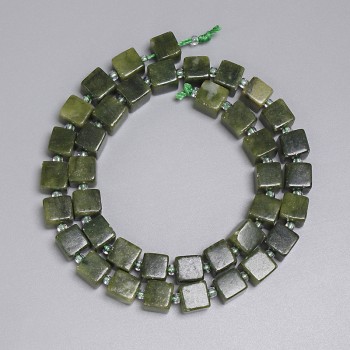 Perle di giadeite cubo 8x8 mm +- perline da 3 mm +- lunghezza circa 39 cm +- su filo