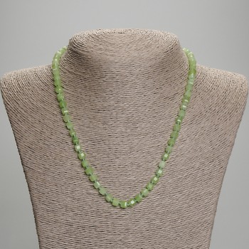 Collana in crisolite e olivino, cubi sfaccettati, 5x5 mm, lunghezza 45 mm +/- con chiusura