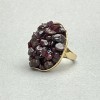 Anello con granuli di granato su montatura liscia 30×26 mm ±, metallo dorato, dimensione