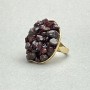 Anello con granuli di granato su montatura liscia 30×26 mm ±, metallo dorato, dimensione