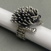 Anello elastico a forma di Riccio Sonic 30×33×17 mm ± strass bianchi e neri, base in metallo argentato, su elastico, maglia 10×5 mm+
