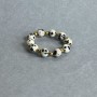 Anello elastico con jasper dalmata, pallina liscia, diametro circa 4 mm +/- pallina di ematite 2 mm +/-
