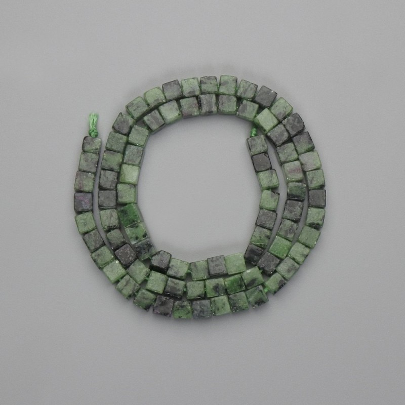 Perline Zoisite cubiche, diametro 4x4 mm +-, lunghezza 39 cm +- su filo