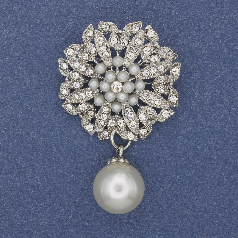 Spilla Accento con pendente a perla e strass, metallo argentato 33×53 mm +
