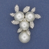 Spilla-pendente con perle bianche e strass, metallo argentato, 44×36 mm