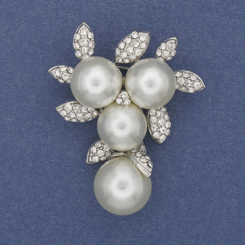 Spilla-pendente con perle bianche e strass, metallo argentato, 44×36 mm