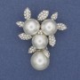 Spilla-pendente con perle bianche e strass, metallo argentato, 44×36 mm