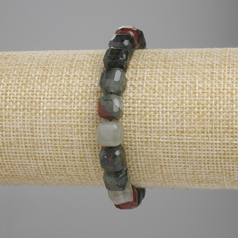 Bracciale in diaspro rosso, cubi facettati 8,5×8,5 mm, lunghezza 18 cm, base elastica