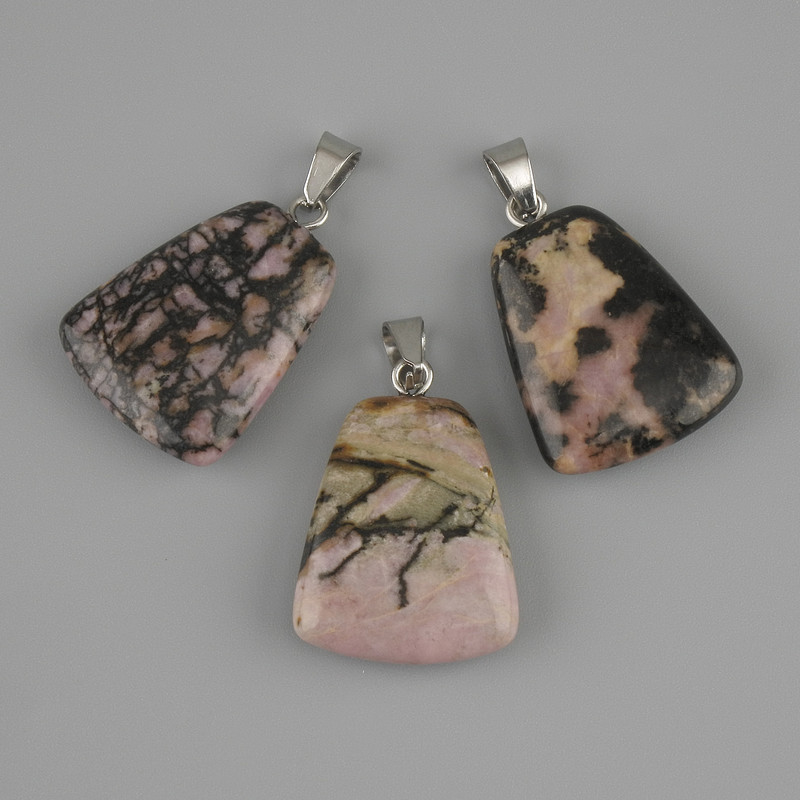 Ciondolo in rodonite a trapezio 17×21 mm, lunghezza circa 30 mm