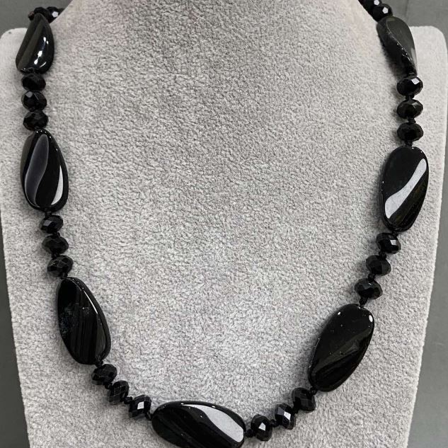 Collana lunga di pietre assortite, lunghezza 120 cm+