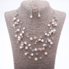 Set orecchini e collana «Sulle corde dell'anima» con perline di madreperla bianche, diametro 7 mm e 5 mm, lunghezza 46-50 cm