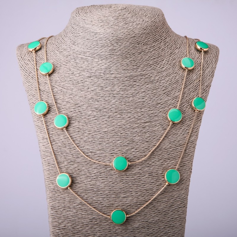 Collana con moneta verde su lunghe catene, lunghezza 66–70 cm