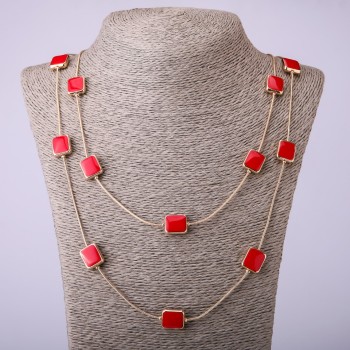 Collana con catene lunghe, quadrato rosso, lunghezza 66-70 cm