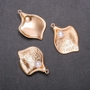 Prezzo per 1 pezzo! Pendente Foglia con perla, diametro 25 mm, lunghezza 34 mm, metallo giallo