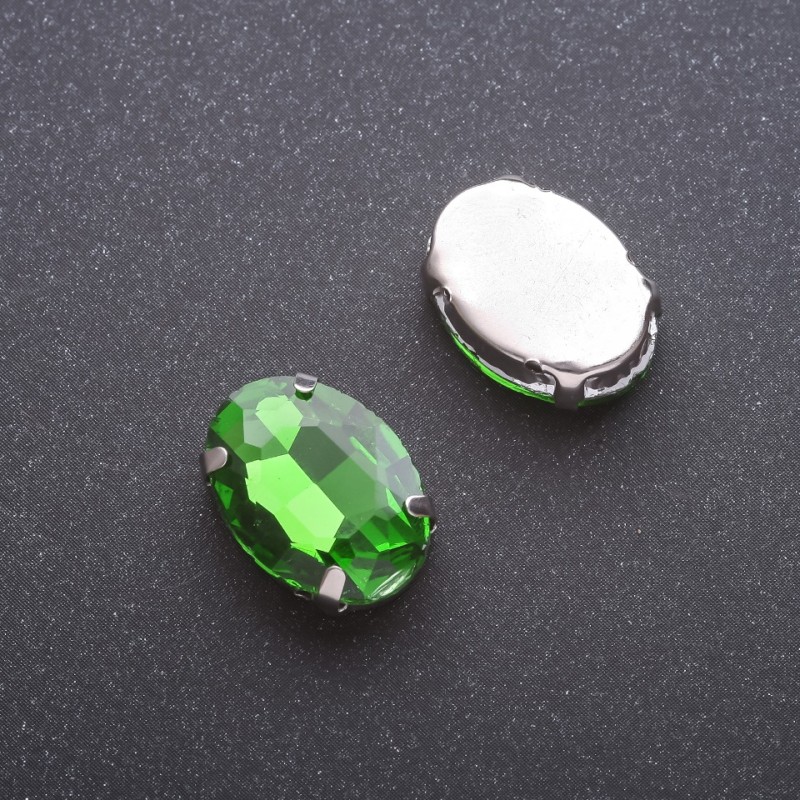 Prezzo per confezione / 10 pezzi. Cristallo cucito in capsula ovale 13x18 mm verde