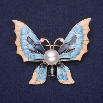 Spilla a forma di farfalla con perline di perla, smalto azzurro e beige, 40×50 mm, metallo giallo