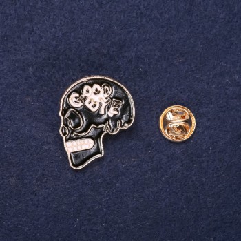 Spilla 'Testa di teschio' smalto colore nero e bianco 28×24 mm metallo dorato chiusura a perno avvitabile