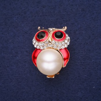 Saldi! Spilla a forma di gufo con perla, smalto e strass; colori bianco, rosso e nero; 32×22 mm, metallo dorato