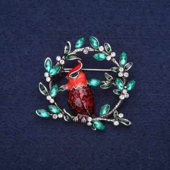 Promozione! Spilla Uccello sul ramo con strass e smalto, colori rosso, verde e bordò, 38×40 mm, metallo argentato