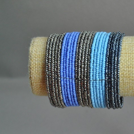 Braccialetto in perline con chiusura a clip viola-blu-grigio