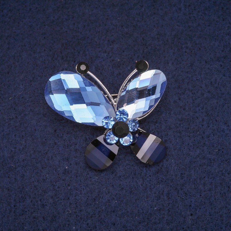 Spilla a forma di farfalla con cristalli blu e neri, metallo argentato 28×32 mm