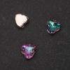 Prezzo per confezione da 10 pezzi. Cristallo cucito con perno a forma di cuore, 10 mm verde-lampone