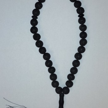 Mala in pietra lavica con inserti di shungite, 33 perline, diametro 12 mm+