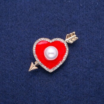 Spilla a cuore con smalto rosso, strass bianchi e perlina, 25x42 mm, metallo dorato