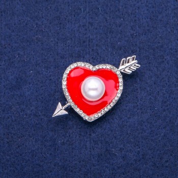 Spilla a forma di cuore con smalto rosso, strass bianchi e perlina 25 × 42 mm, metallo argentato