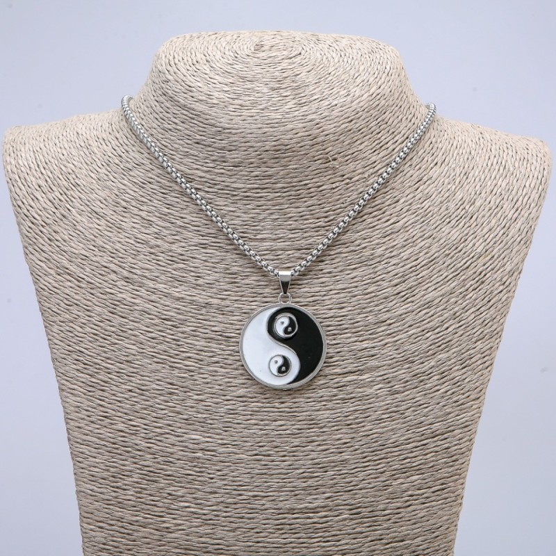 Pendente Yin Yang 37×25 mm su catena, lunghezza 65 cm, colore metallo argento