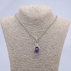 Pendente «Zampa con sfera» viola, 45×15 mm, su catena, lunghezza 70 cm, metallo argentato