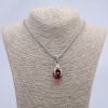 Pendente «Zampa con sfera» rosso 45×15 mm con catenina, lunghezza circa 70 cm, metallo argentato