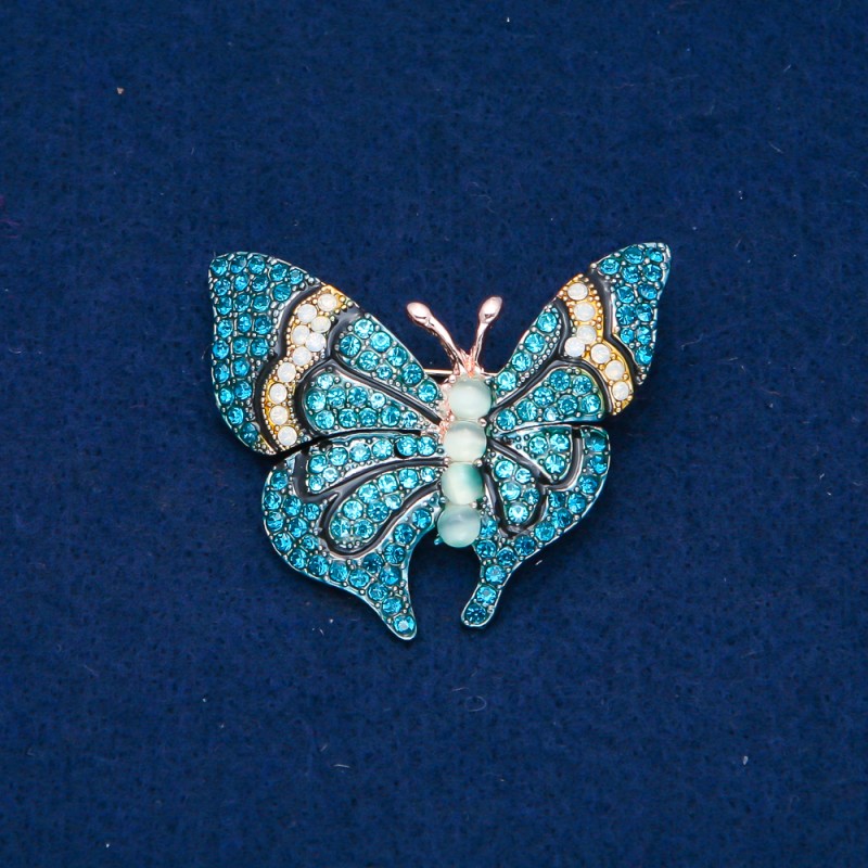 Spilla farfalla dorata in metallo, strass azzurri e bianchi e perline 37×45 mm +