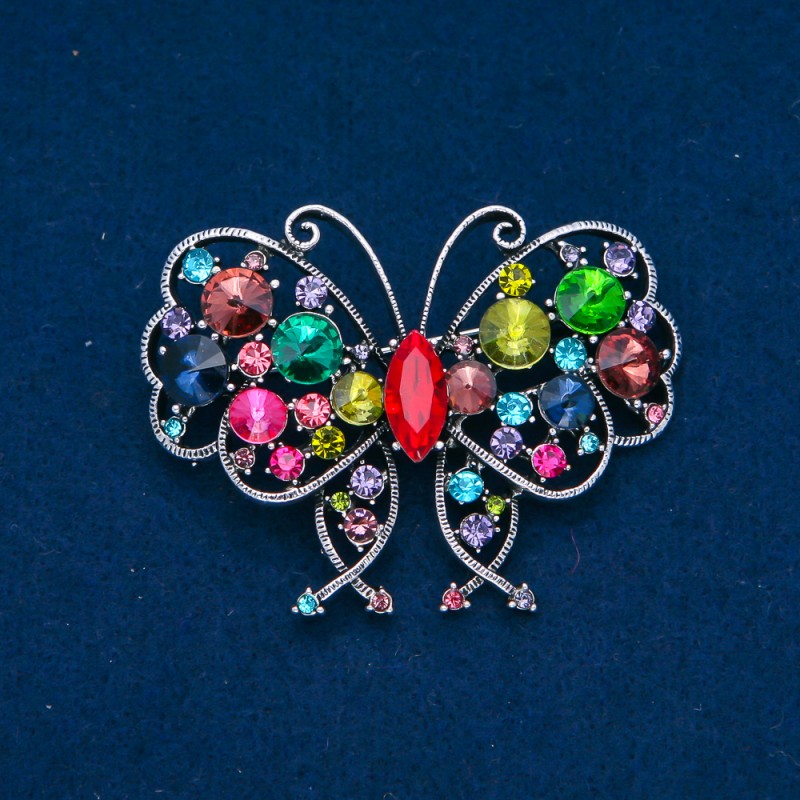 Spilla farfalla in metallo argentato, strass multicolori 48×60 mm +