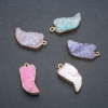 Ciondolo con drusa di geode in montatura dorata, diametro 30×16 mm ± colori assortiti