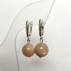 Orecchini in selenite naturale, pallina liscia, diametro 12 mm+-, lunghezza 32 mm+