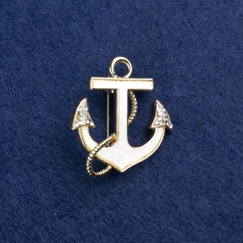 Spilla a forma di ancora in metallo dorato, madreperla e strass, 30×28 mm +