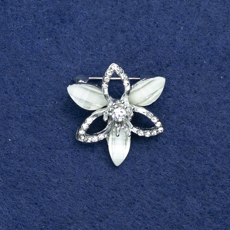 Spilla a fiore in metallo argentato con cristalli e strass bianchi, Ø 27 mm +
