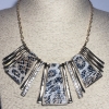 Collana in ecopelle con metallo dorato e strass, lunghezza 42–50 cm +