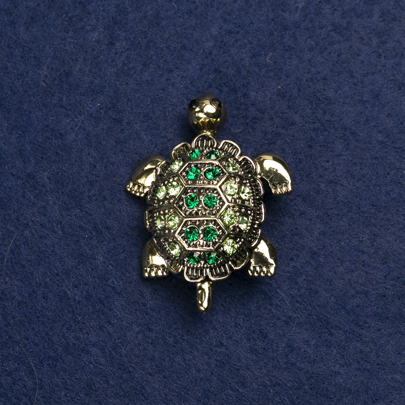 Spilla a forma di tartaruga in metallo dorato e strass, 40×23 mm +