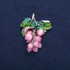 Spilla-pendente Uva con perline occhio di gatto rosa e smalto verde, metallo argentato 35x45 mm