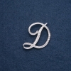 Spilla iniziale lettera «D» 40×36 mm, colore metallo argento