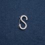 Spilla iniziale «S» 28×17 mm colore metallo «argento»