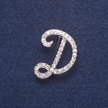 Spilla con iniziale «D» di colore argento 3×2 cm