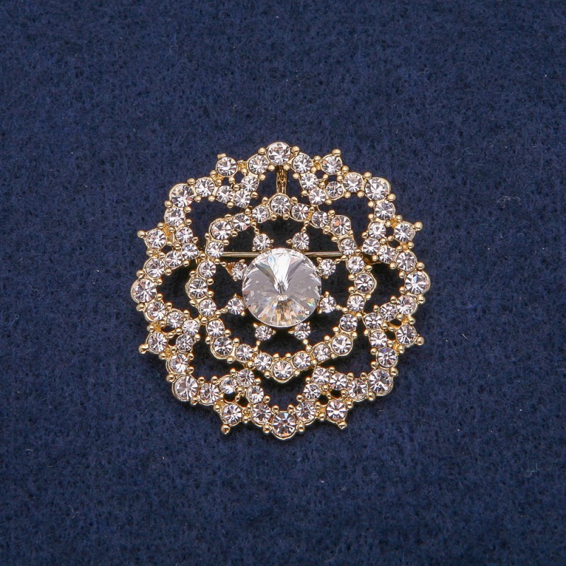 Spilla in metallo dorato con strass bianchi 40×40 mm