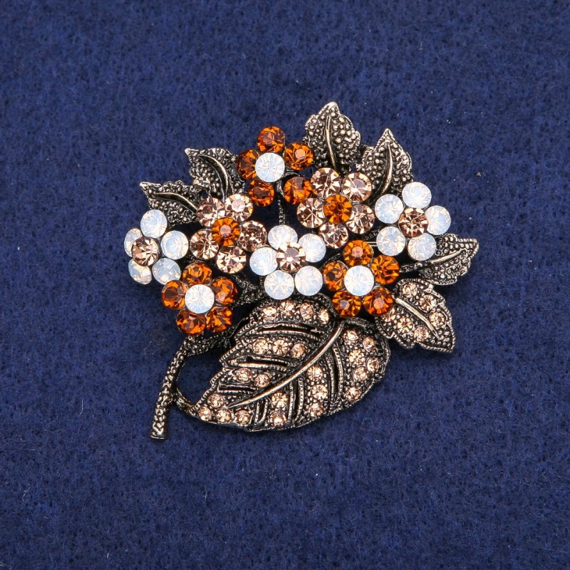 Spilla ramo con fiori e strass, metallo dorato 43×50 mm