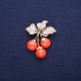 Spilla «Ciliegine» con perline e strass bianchi, metallo dorato 38x45 mm